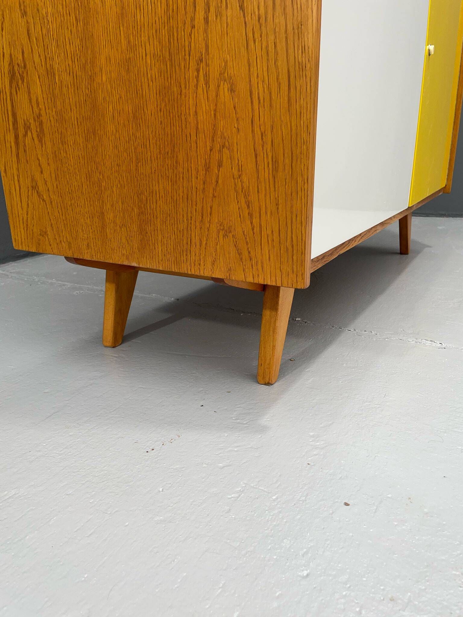 Armoire U-450 en placage de chêne, variante jaune et blanc, Jiří Jiroutek pour Inte