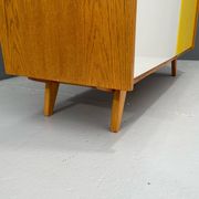 Armoire U-450 en placage de chêne, variante jaune et blanc, Jiří Jiroutek pour Inte