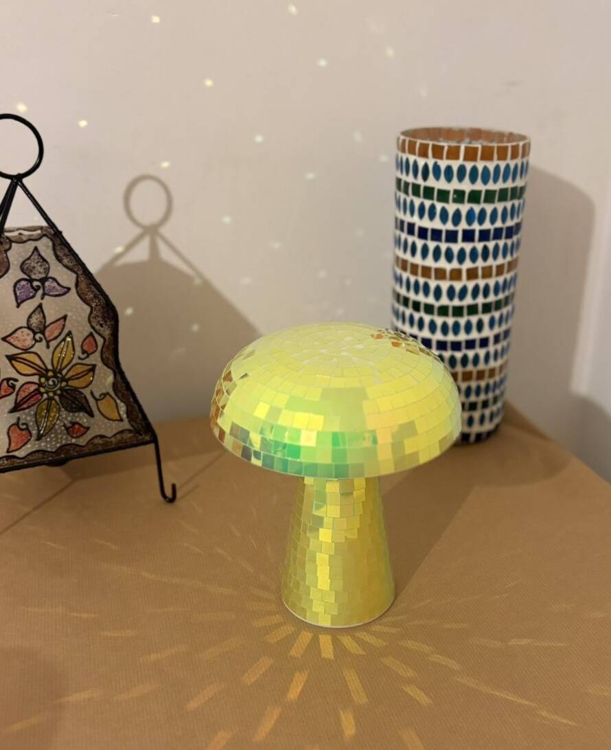 Mosaic yellow and green mushroom lamp – luminous effect