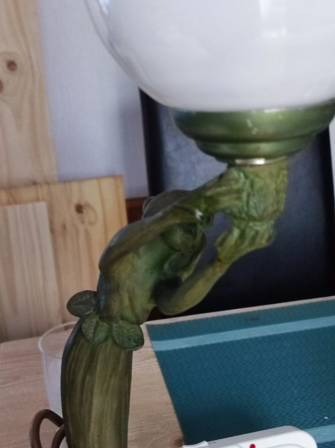 Women's statuette lamp