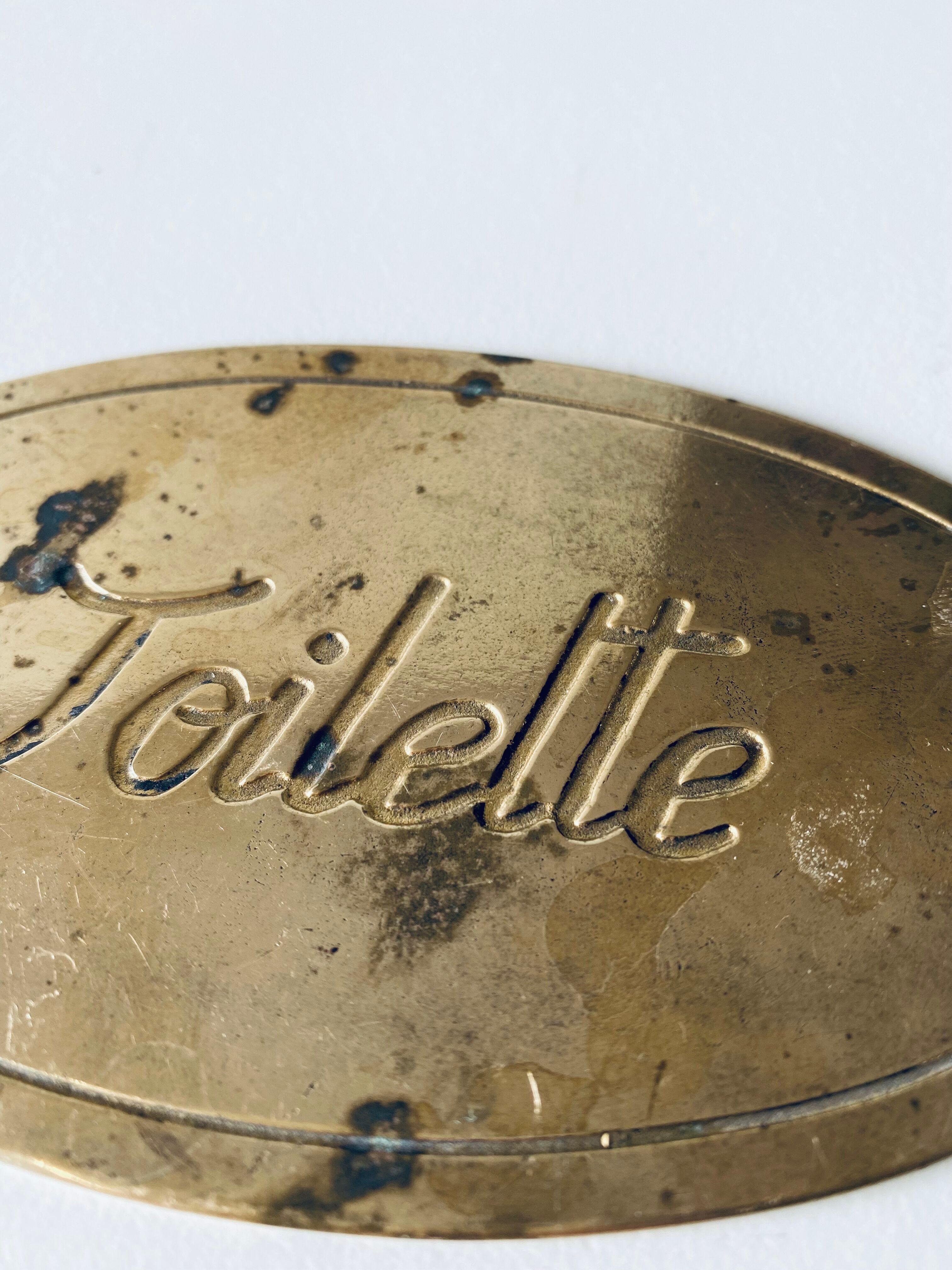 Brass plate inscription "toilet"
