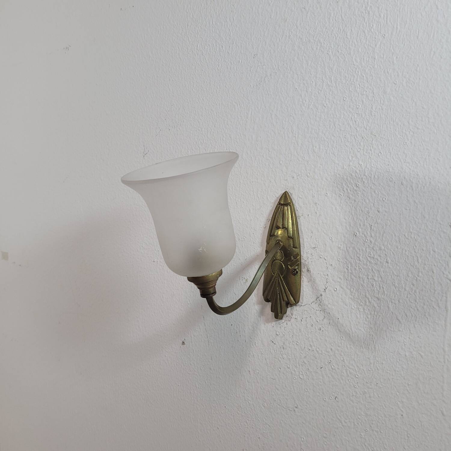 Vintage art deco wall light in opaline and brass