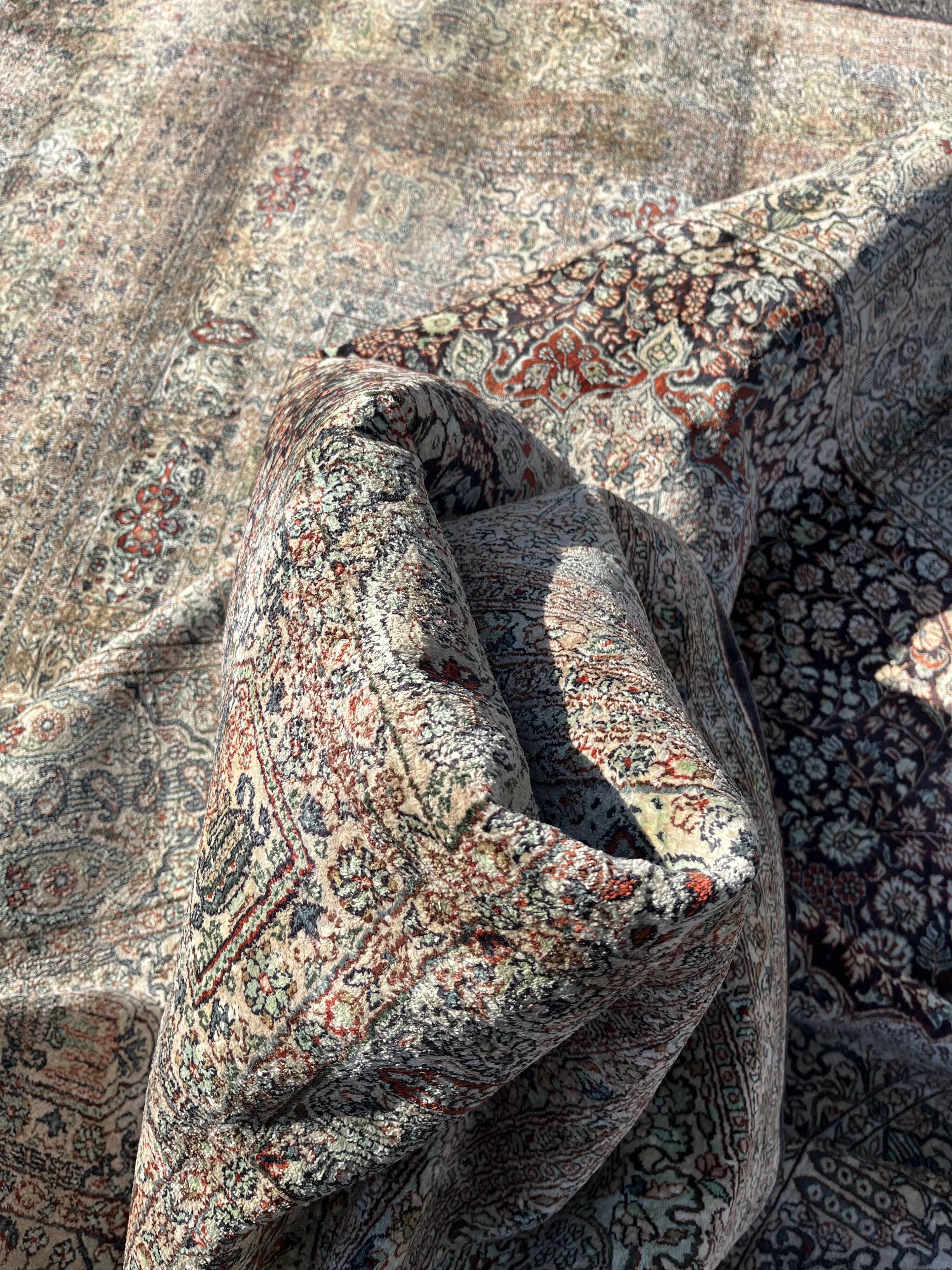 Silk oriental carpet (2.50x3.05 m), handmade, silk material