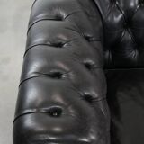 Ensemble composé d'un canapé chesterfield et d'un fauteuil en cuir de vache.
