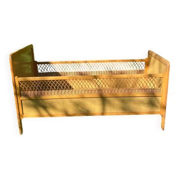 Lit bébé en bois et rotin, années 60