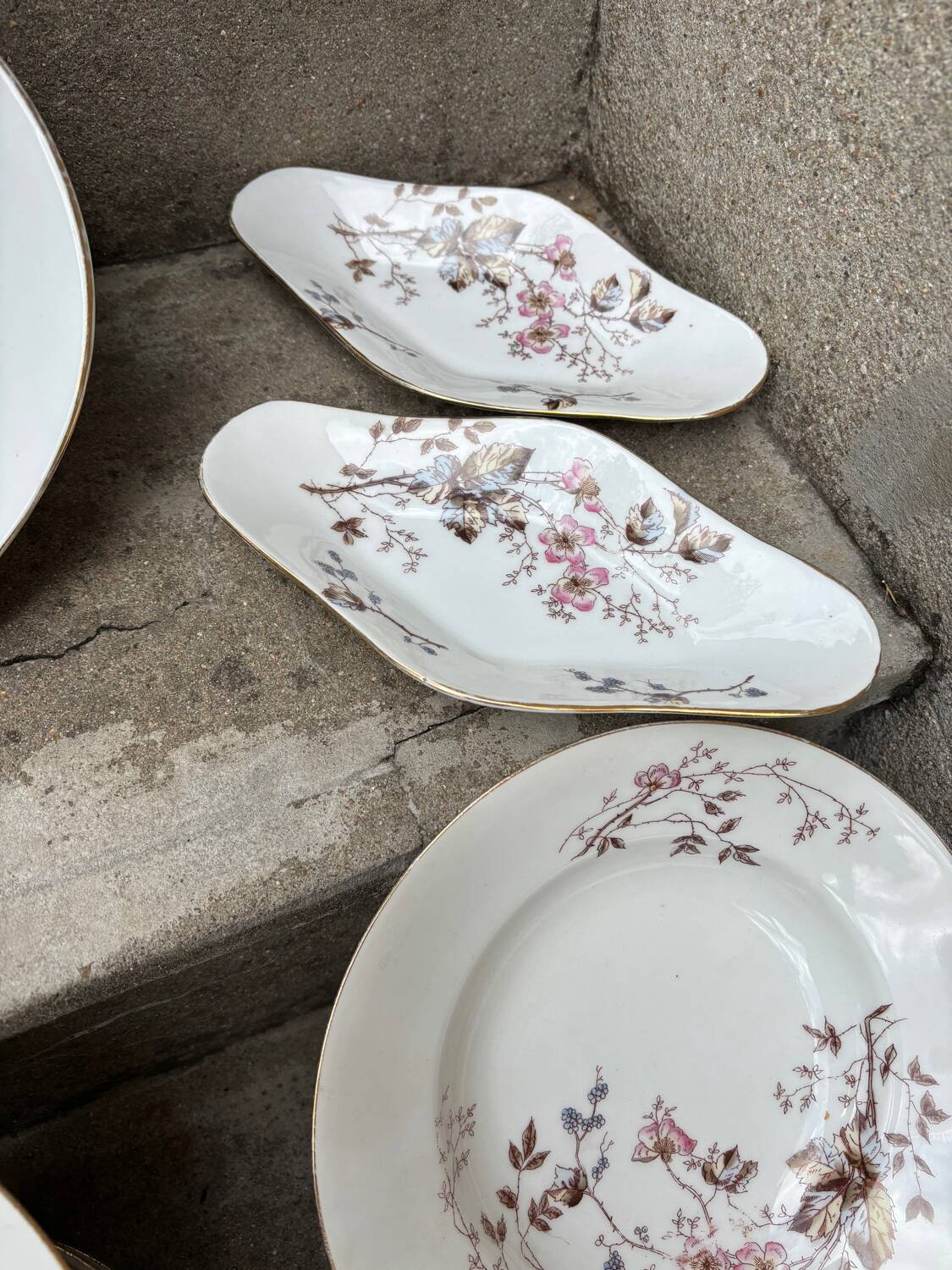 Porcelain Tableware – Late 19th Century – 40 pieces