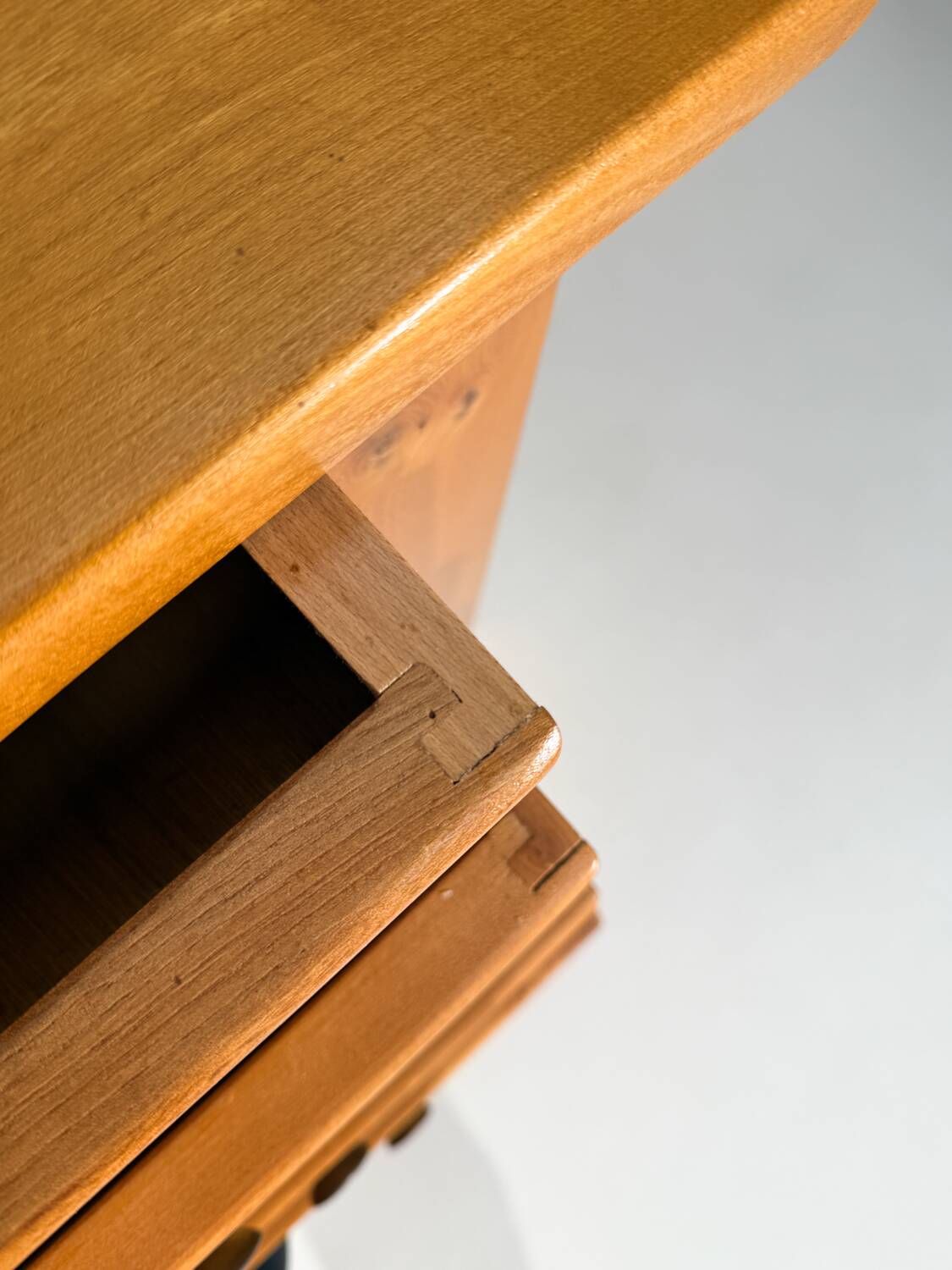 Elm chest of drawers