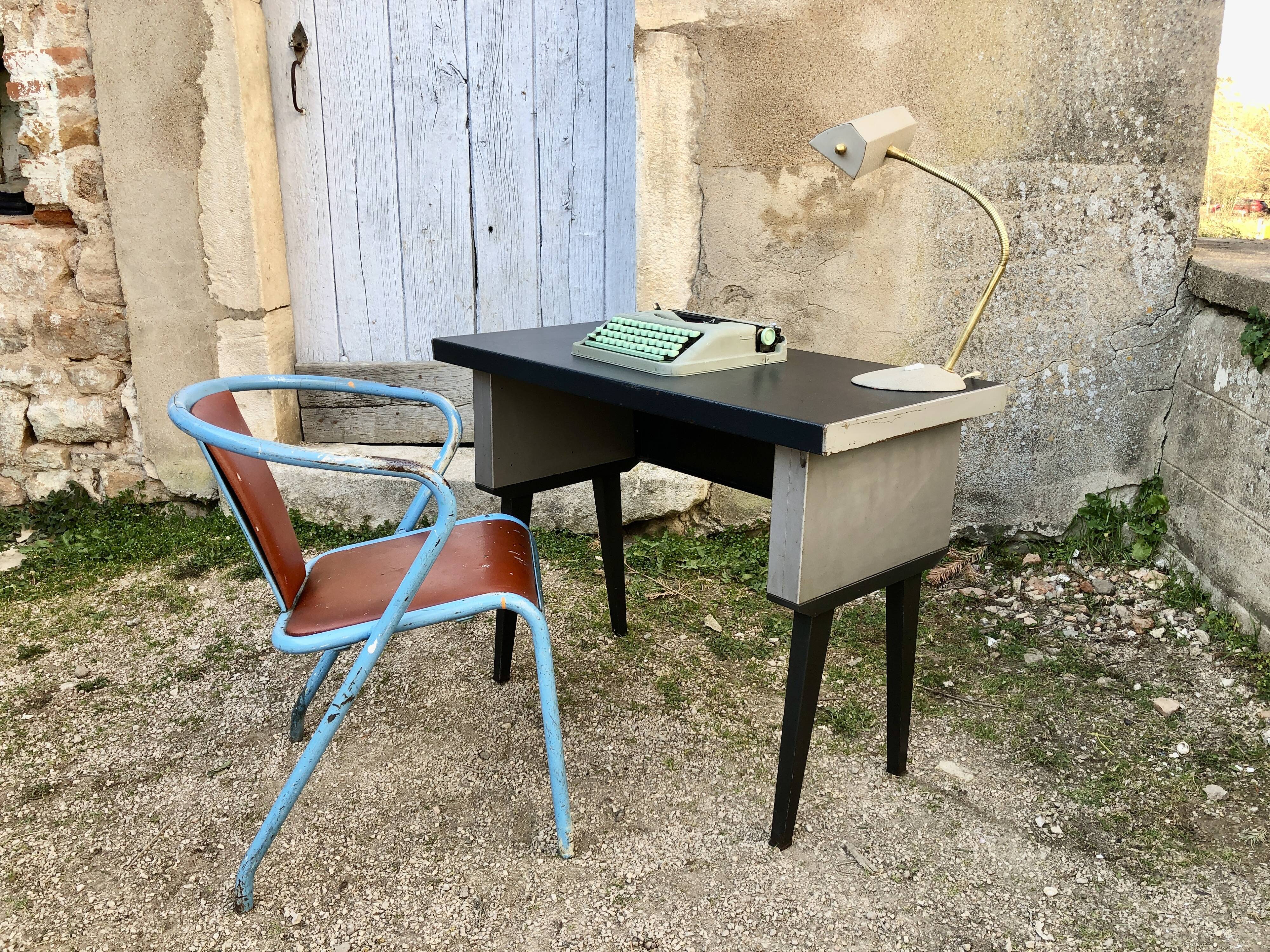 Strafor industrial desk