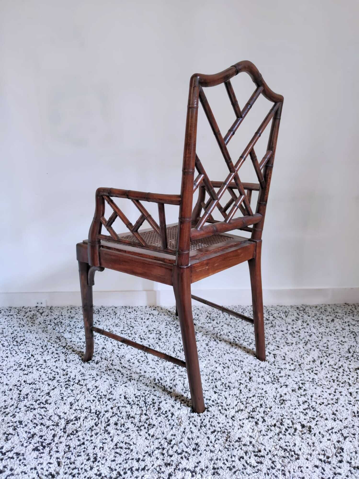 Fauteuil asiatique canné en bois à l'imitation du bambou
