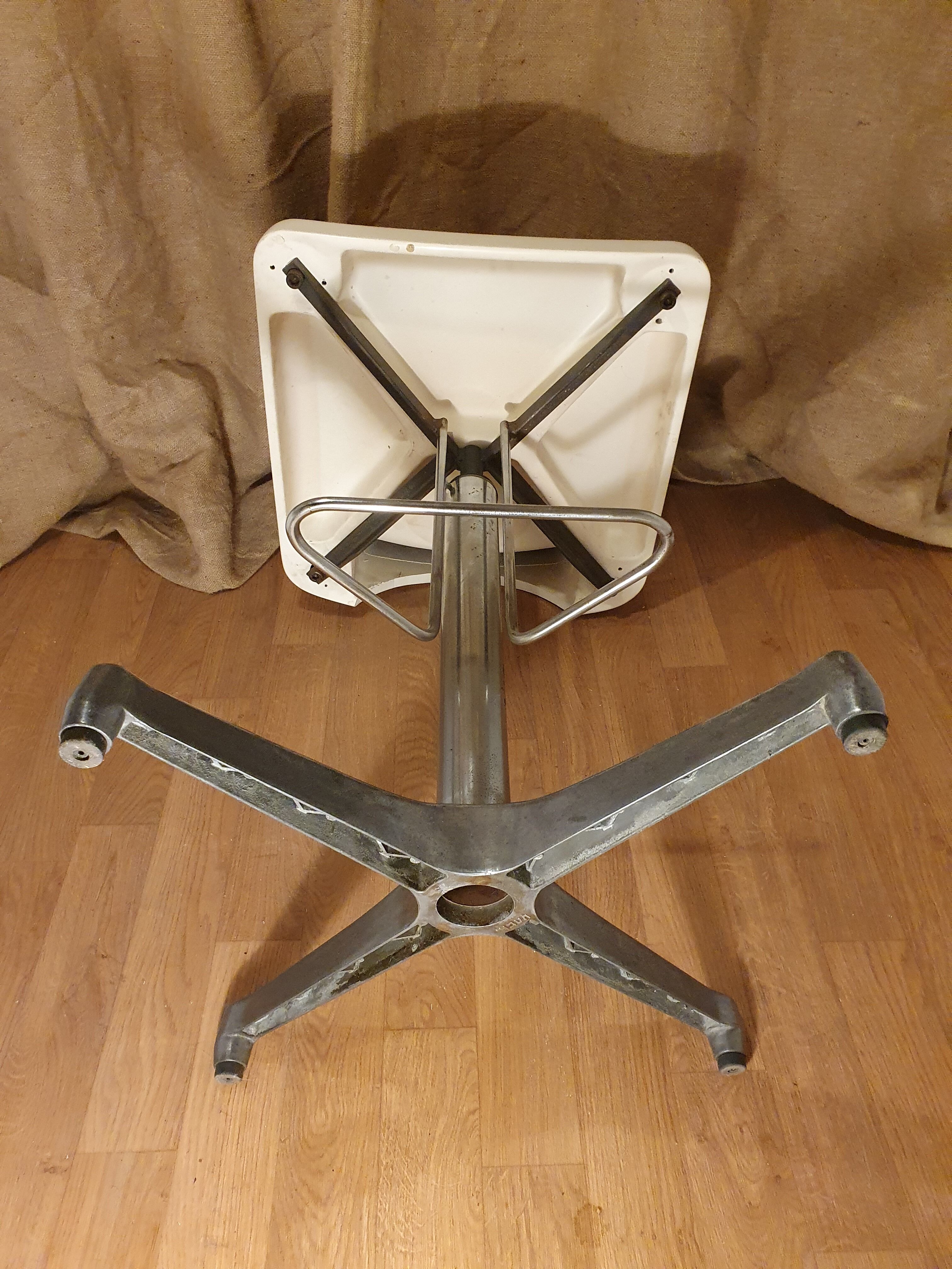 Bar or workshop high chair 80s