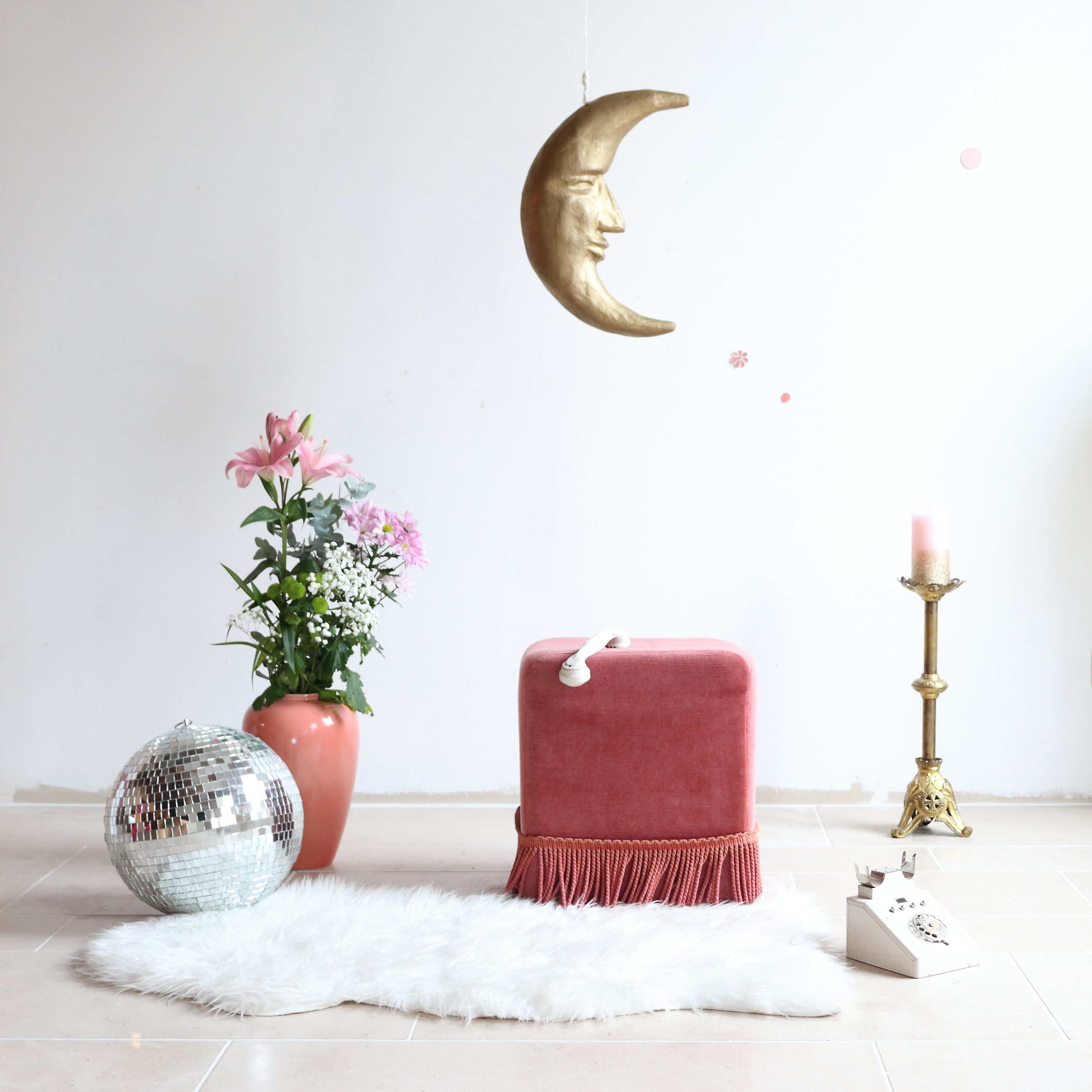 Pink velvet pouf with fringes