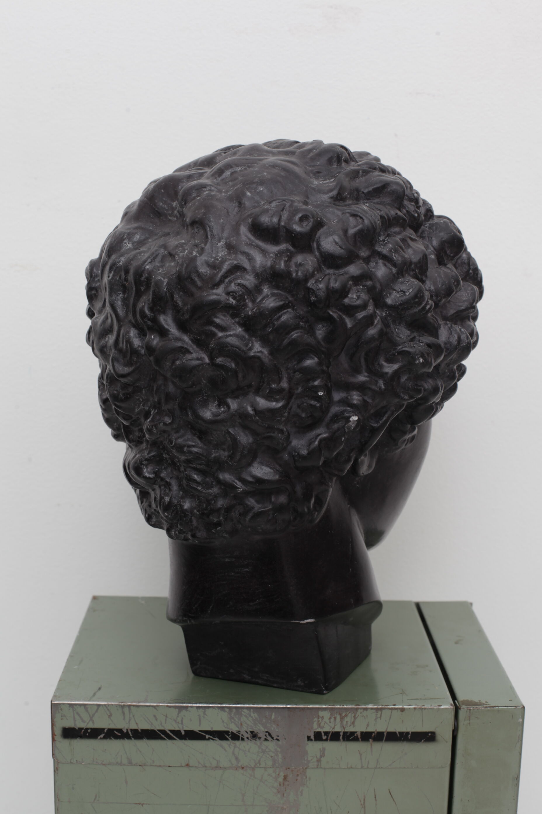 Tête grecque en plâtre noir ciré