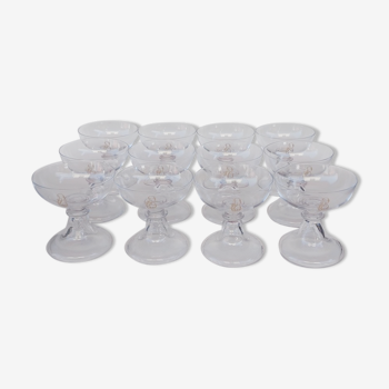 12 Champagne glasses in Val Saint Lambert crystal. Plain Bell Stand Service. Late 19th century.