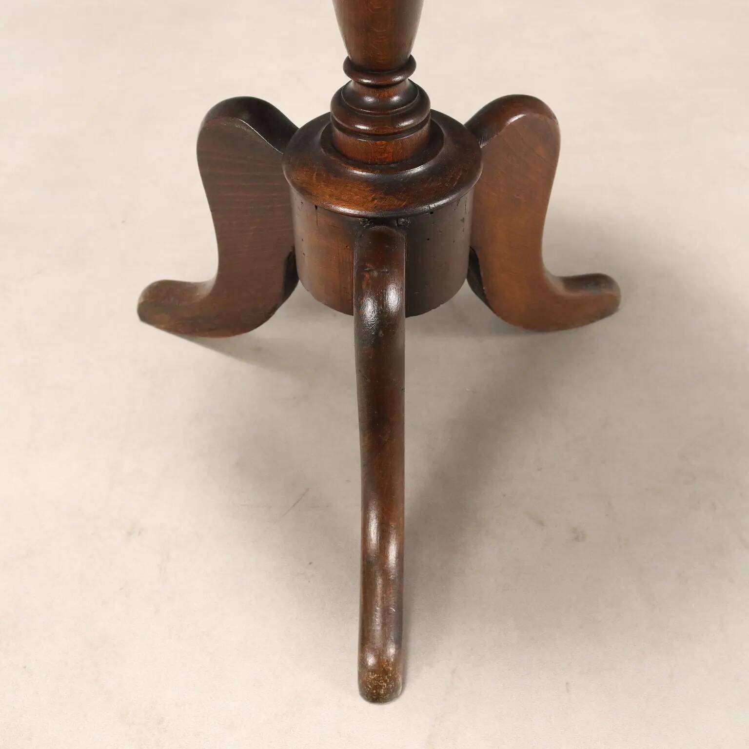 Small antique table in walnut and beech, Italy, 20th century.