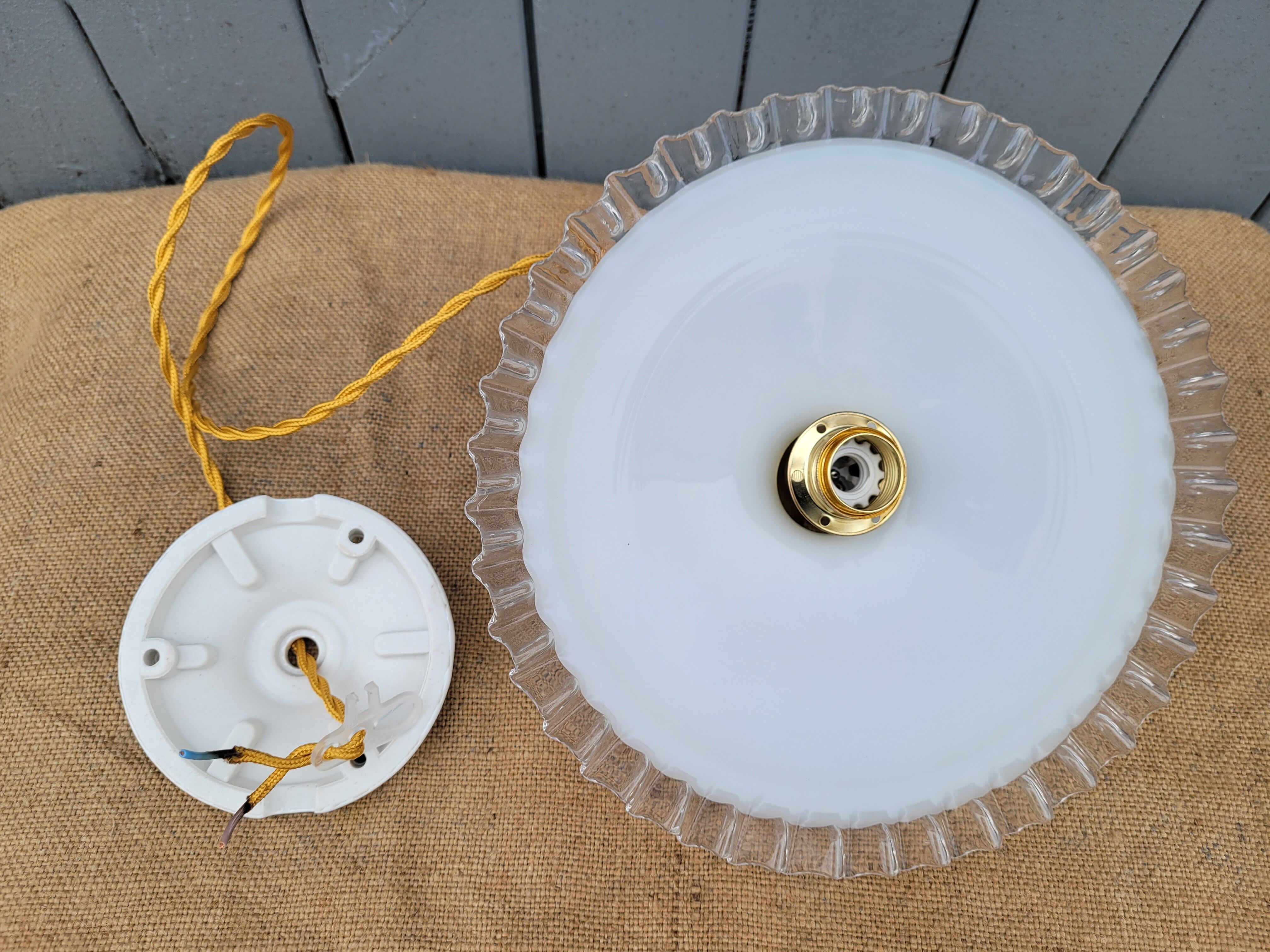 Serrated opaline suspension
