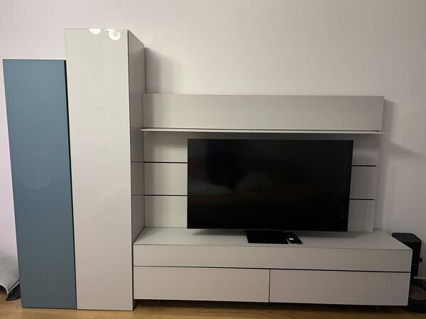 Meuble bas, Lambris et deux colonnes composition Globo de Roche Bobois