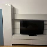 Low furniture, paneling and two-column Globo composition by Roche Bobois.