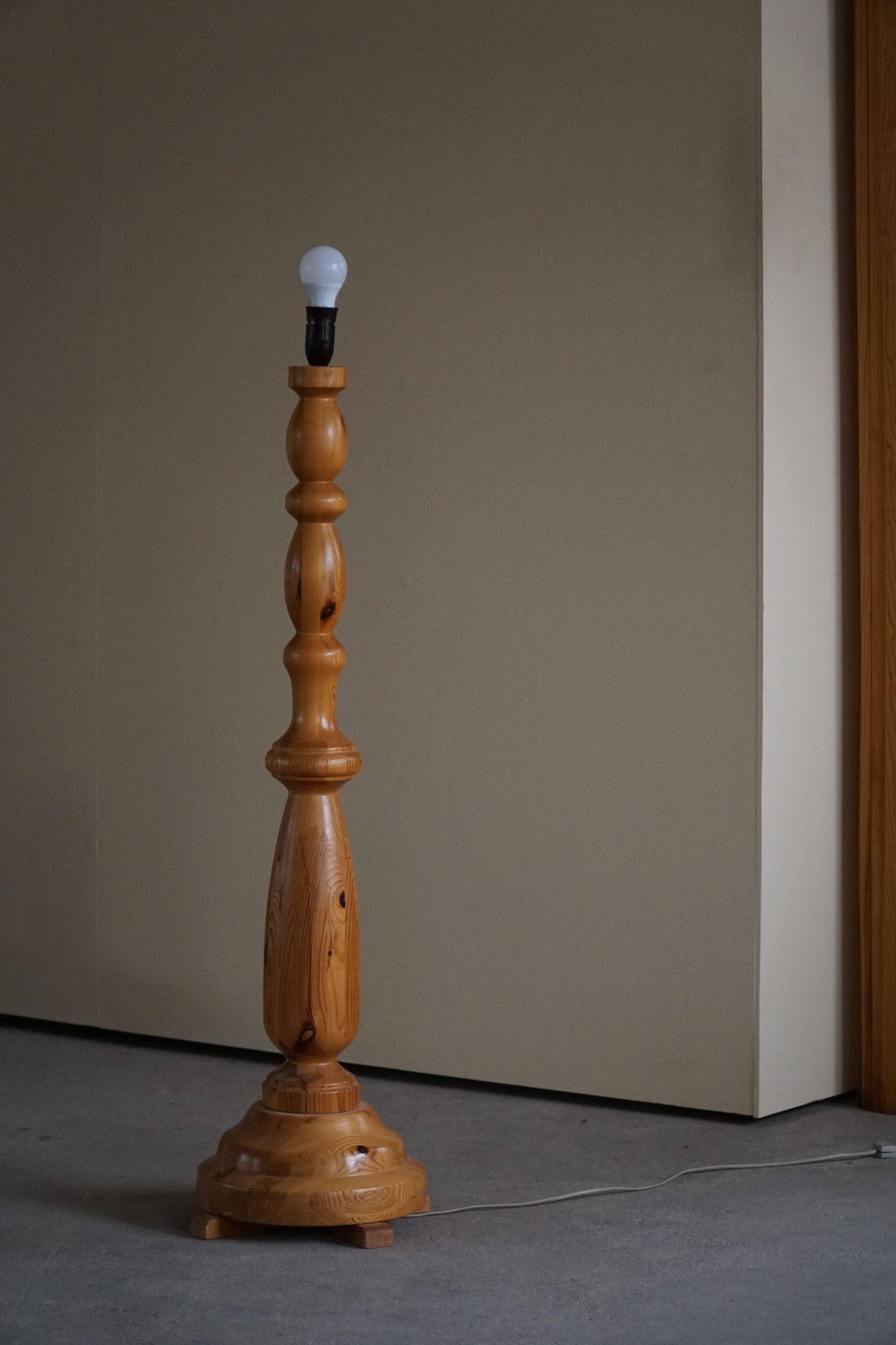 Mid-century sculptural Scandinavian floor lamp in solid pine, 1970.