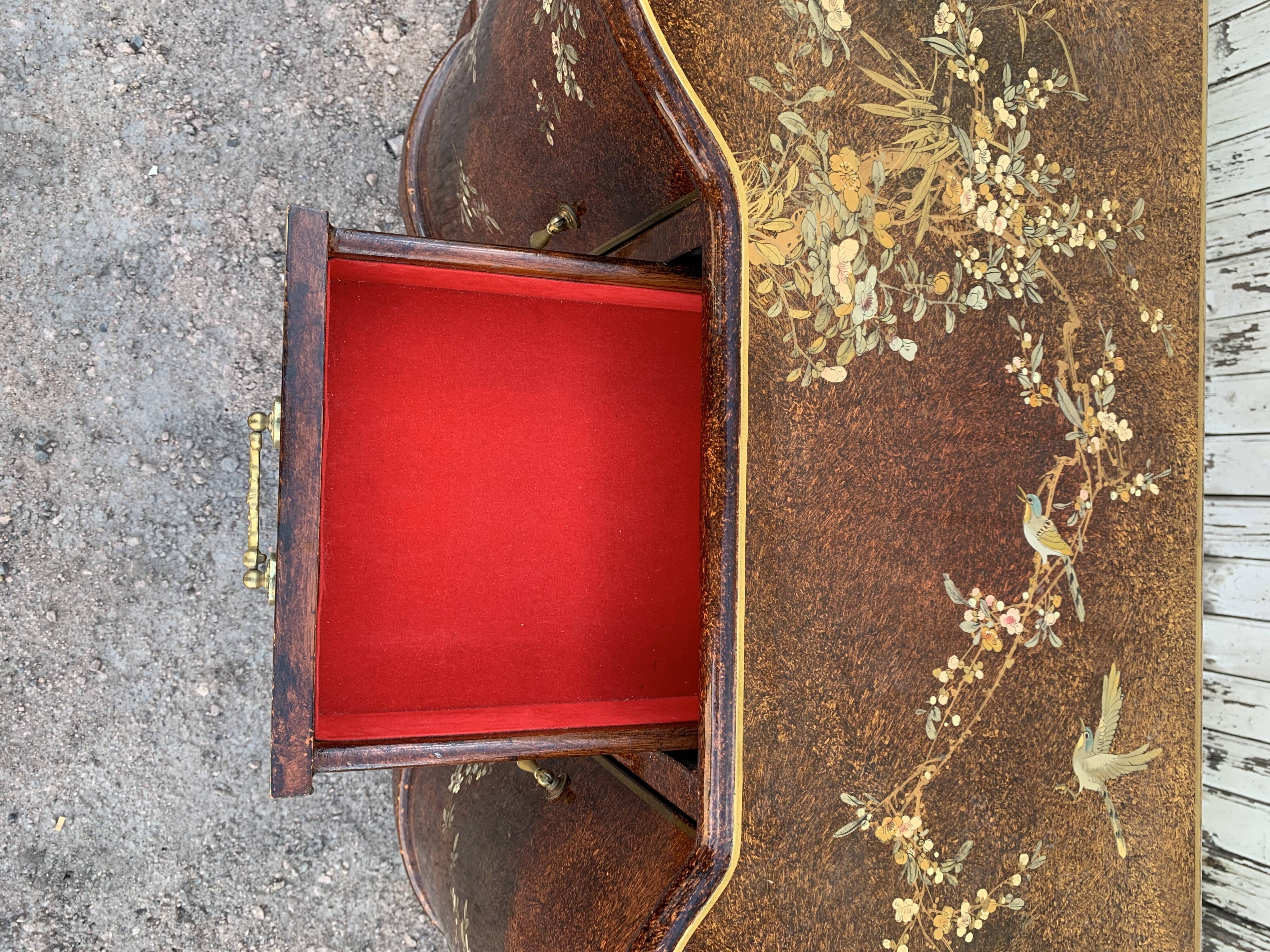 Venetian chest of drawers