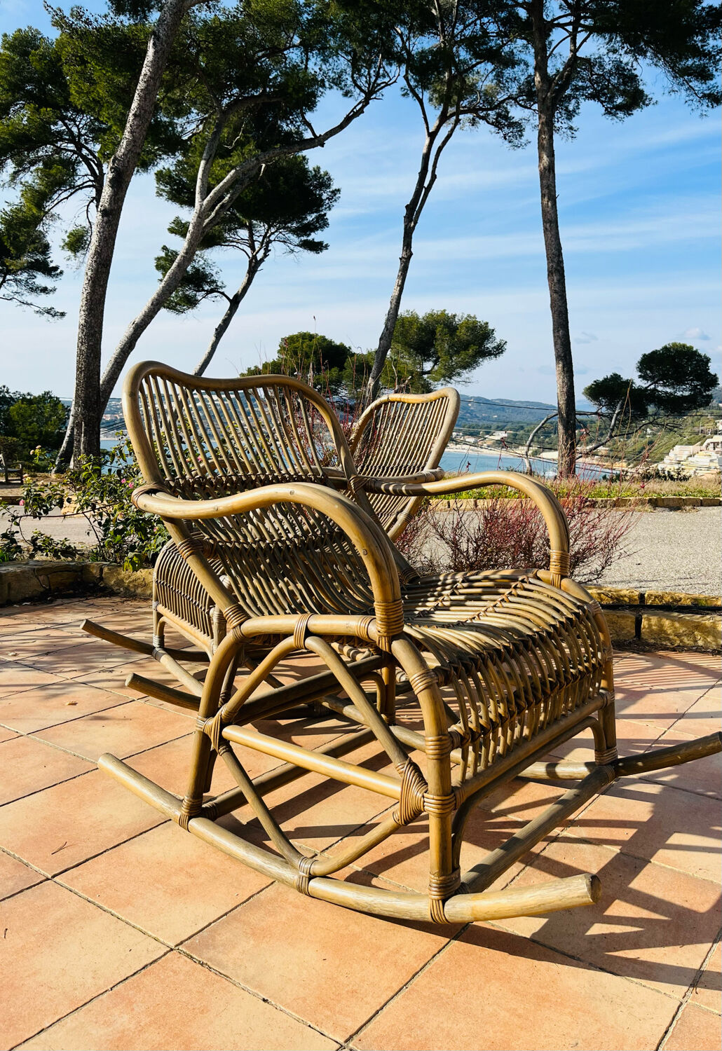 Pair of rocking-chairs in rattan 70s
