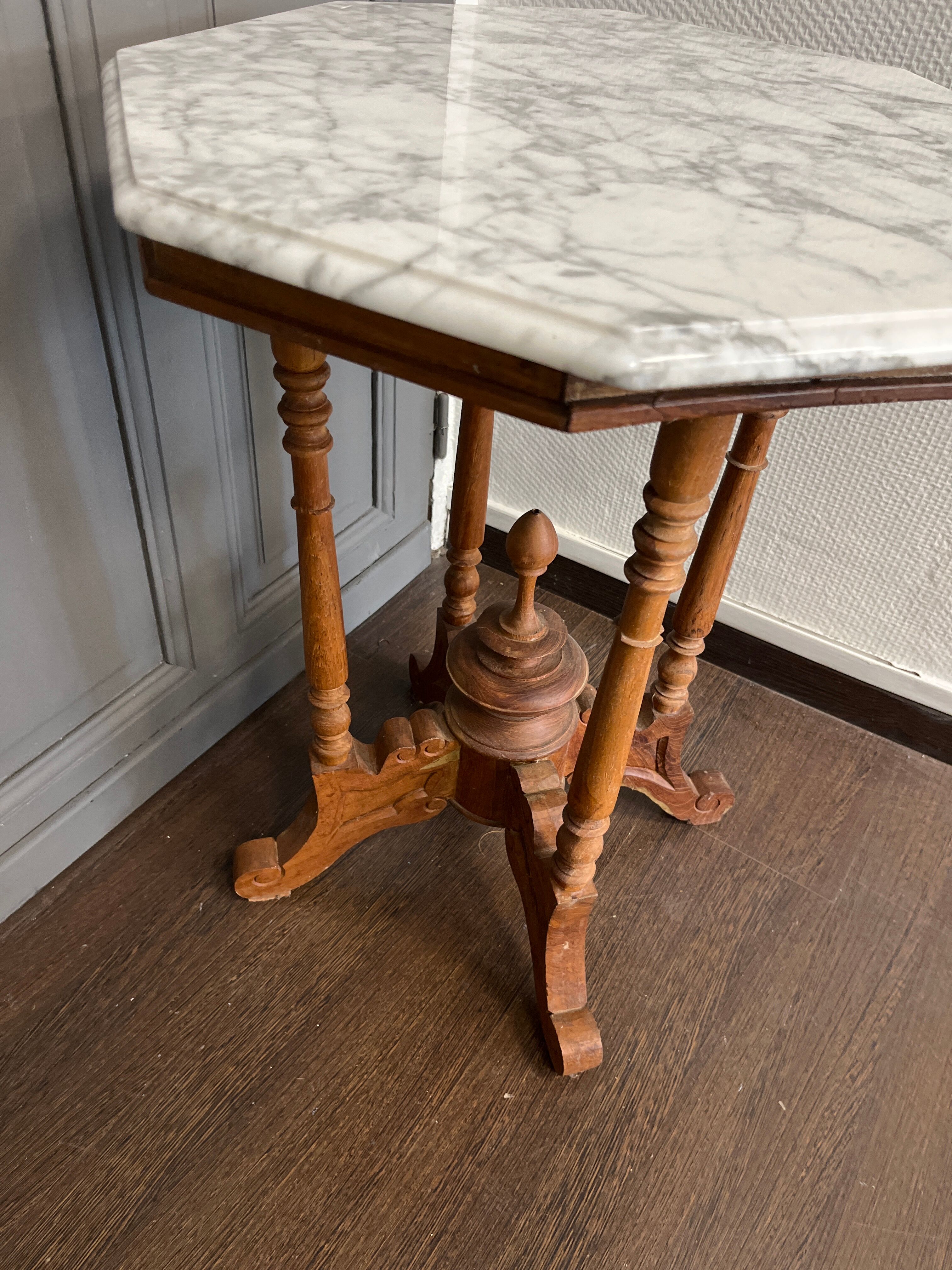 Indian pedestal table