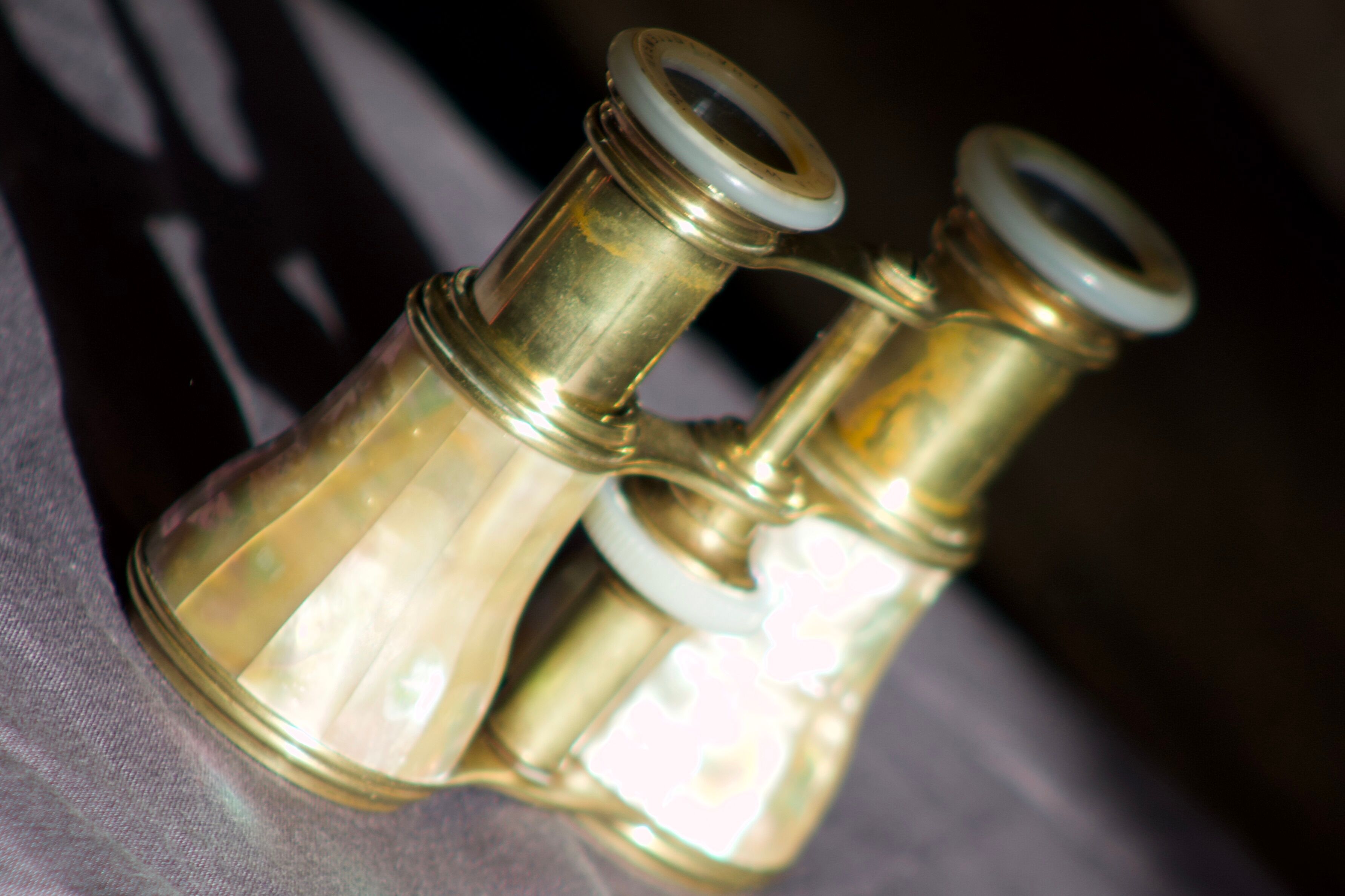 Twins Theatre / Napoleon model opera glasses in Mother-of-pearl and Golden Brass - Authentic