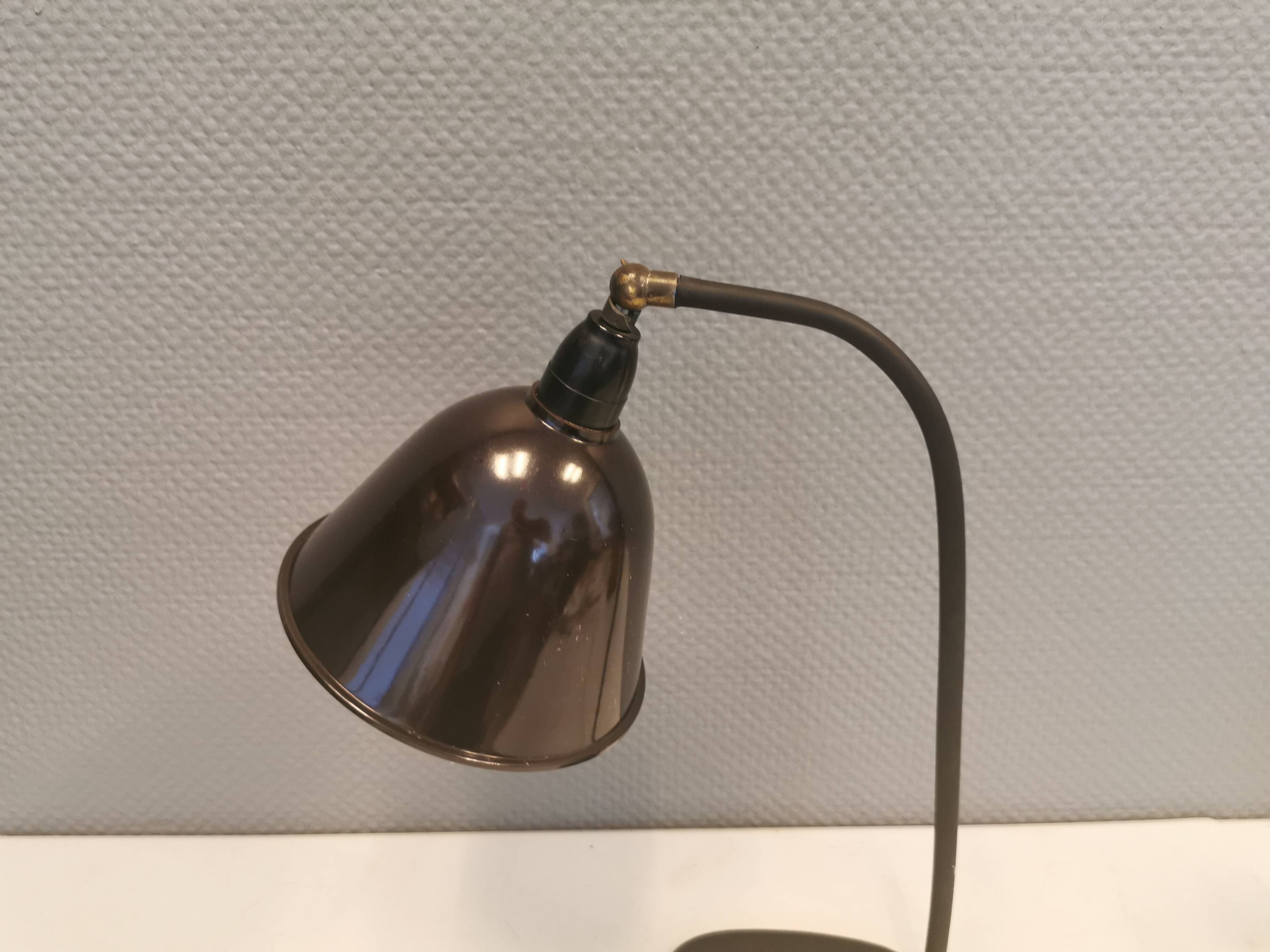 Lampe de table en bakélite et fonte, années 1950