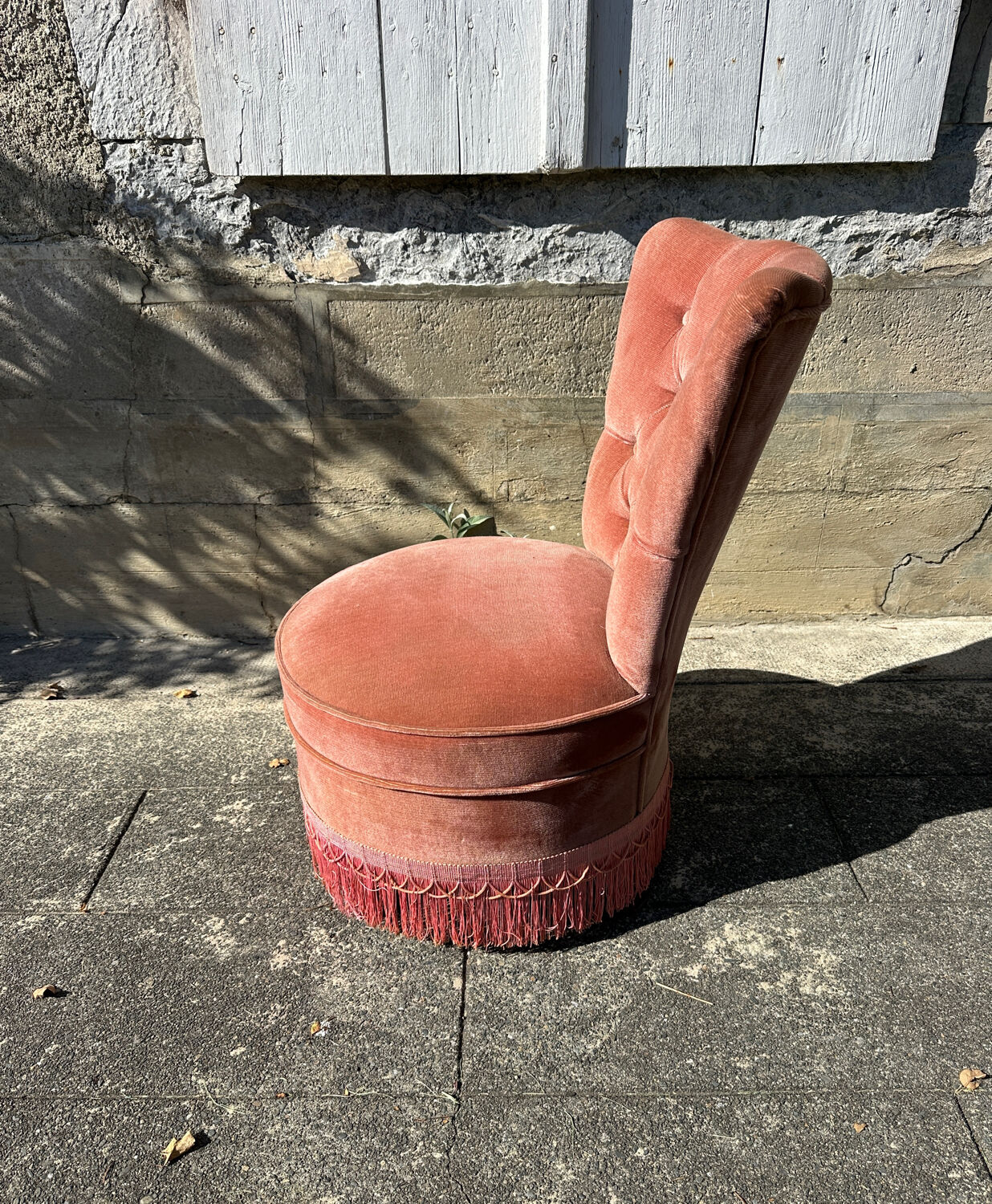 Buttoned boudoir armchair, dressing table, vintage in pink velvet.