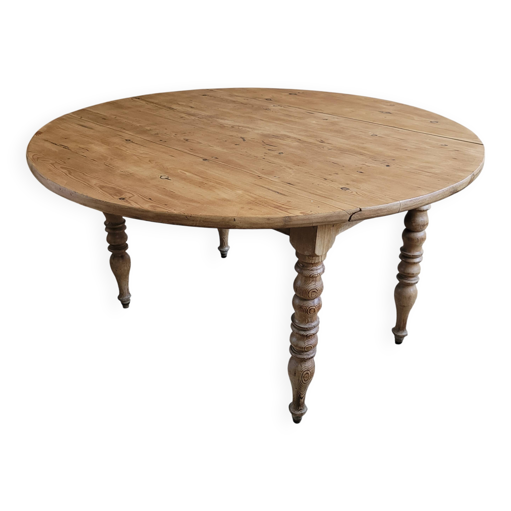 Round table with solid wood leaves