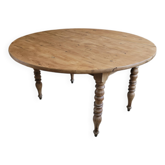 Round table with solid wood leaves