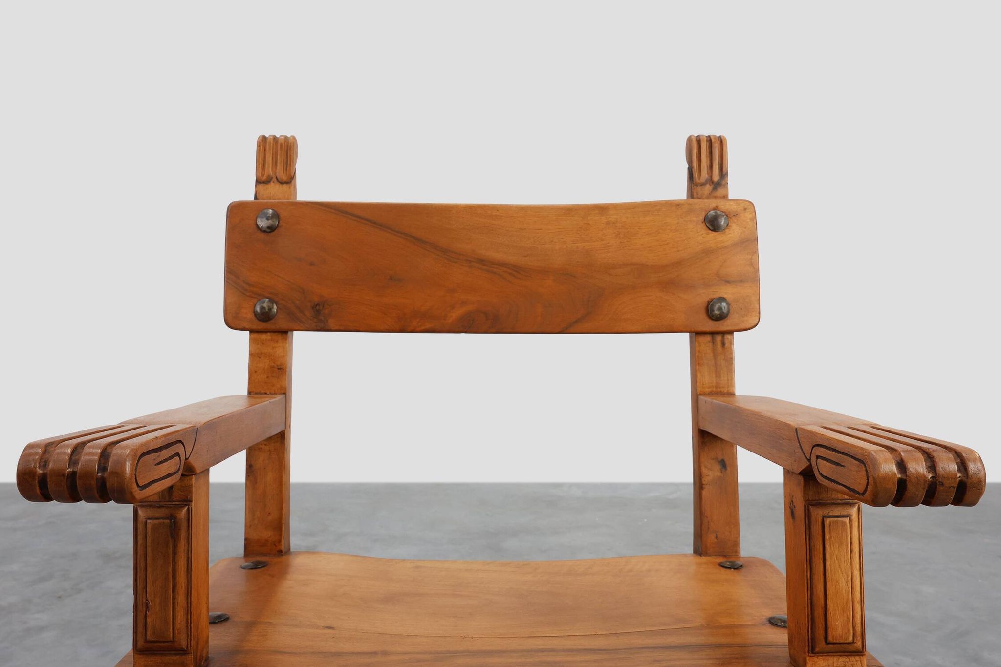 Chaise latérale ibérique en chêne sculpté rustique, Espagne vers 1900