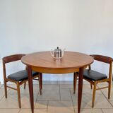 Extendable teak round table
