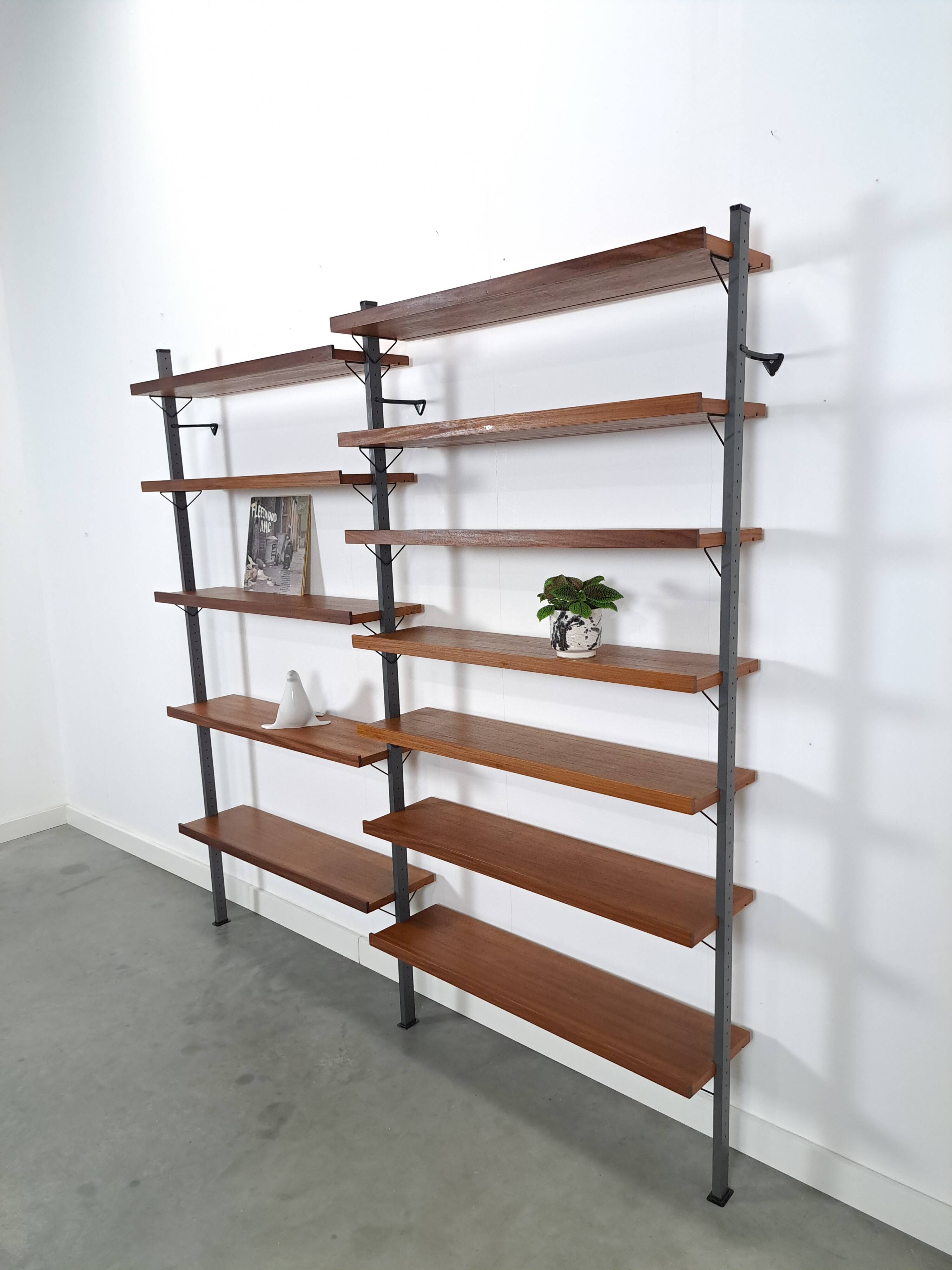 Mid Century Olof Pira Zweden teak modulair LP wandsysteem