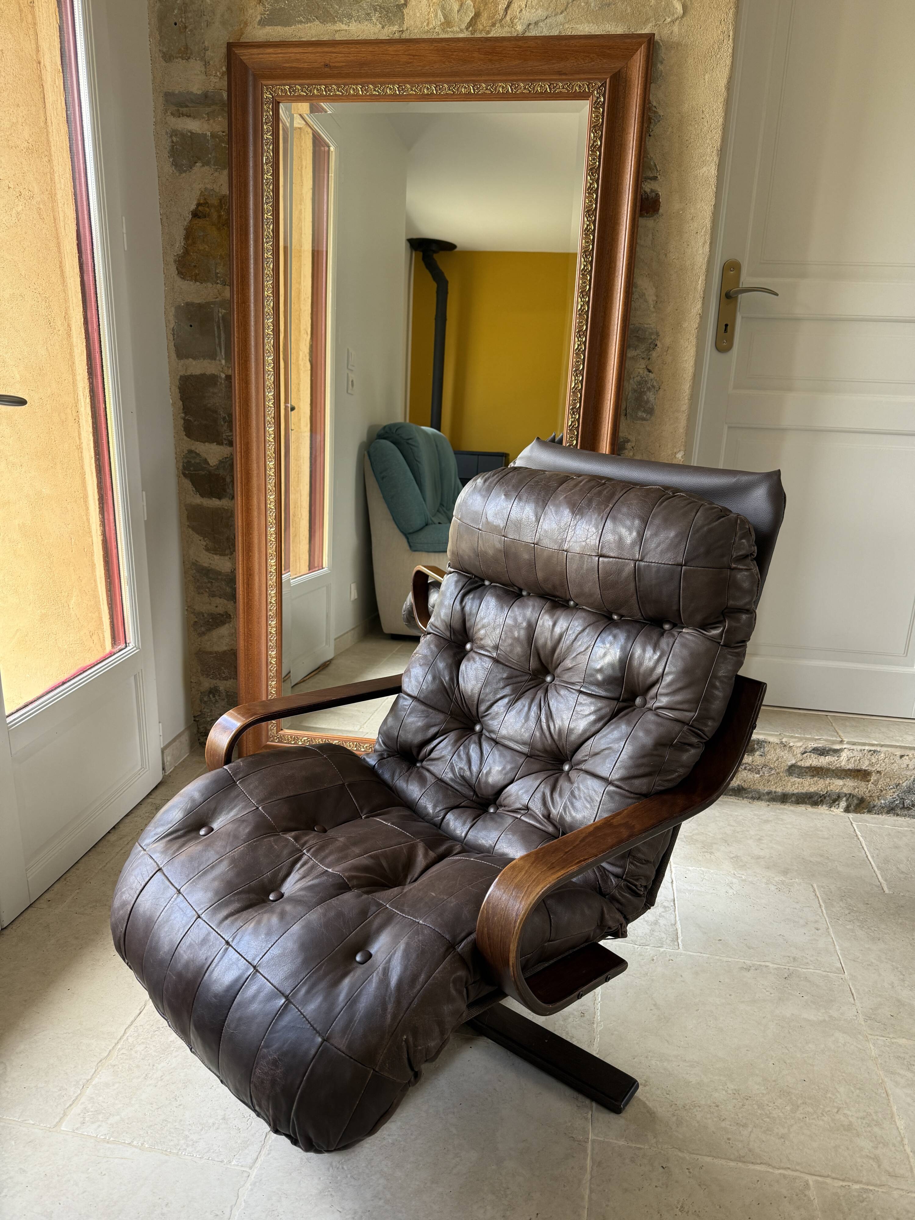 1970s Scandinavian armchair in curved laminated wood with a leather seat.