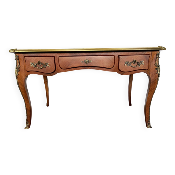 Bureau d'apparat de style Louis XV Dessus de cuir rouge XX siècle