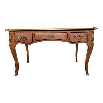Bureau d'apparat de style Louis XV Dessus de cuir rouge XX siècle