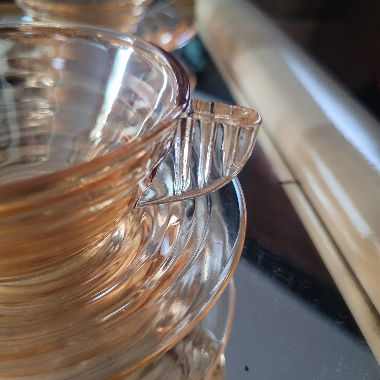 Set of 6 Gondolo cups and saucers in iridescent amber glass – design