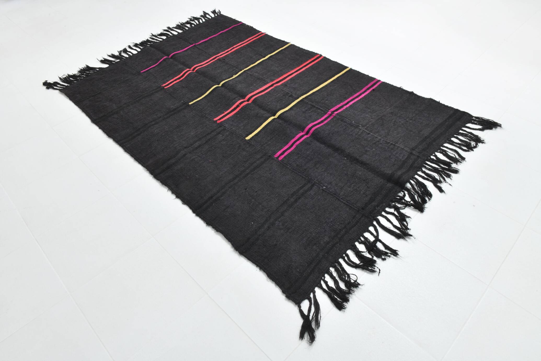 Tapis Kilim rayé gris foncé et noir