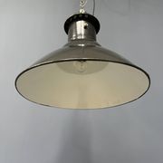 Lampe à suspension industrielle française en émail noir de taille moyenne