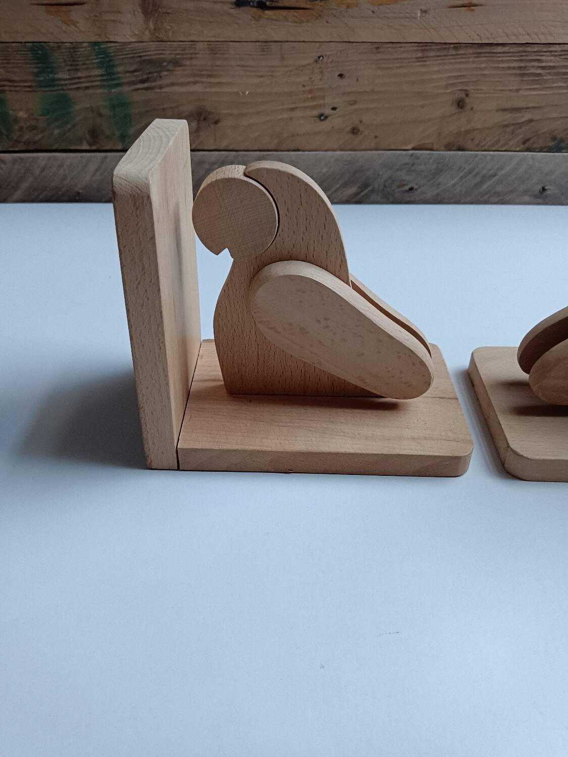 Serre-livres en bois brut figurant des oiseaux
