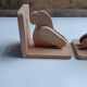 Serre-livres en bois brut figurant des oiseaux