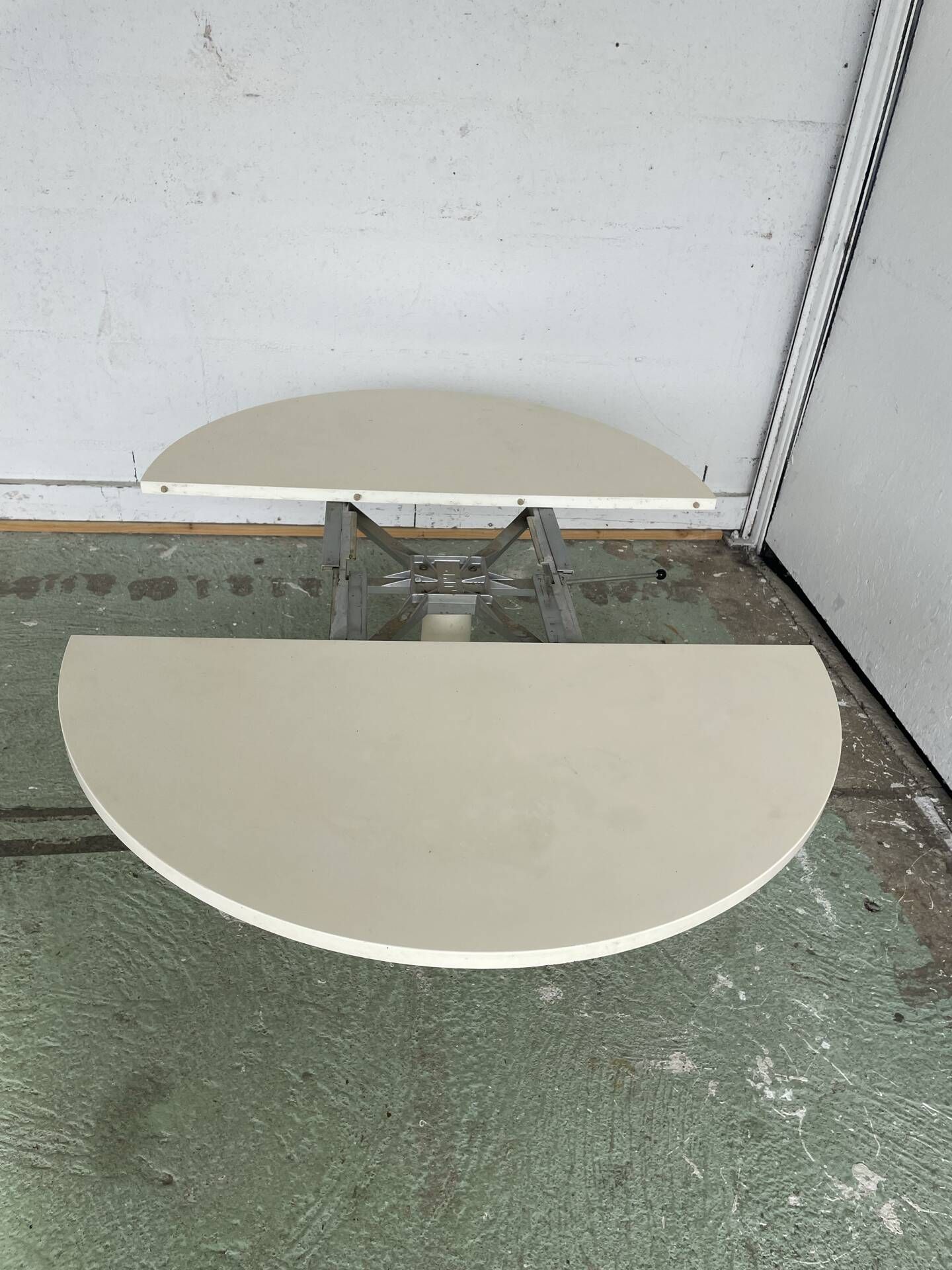 Modular tulip table JER