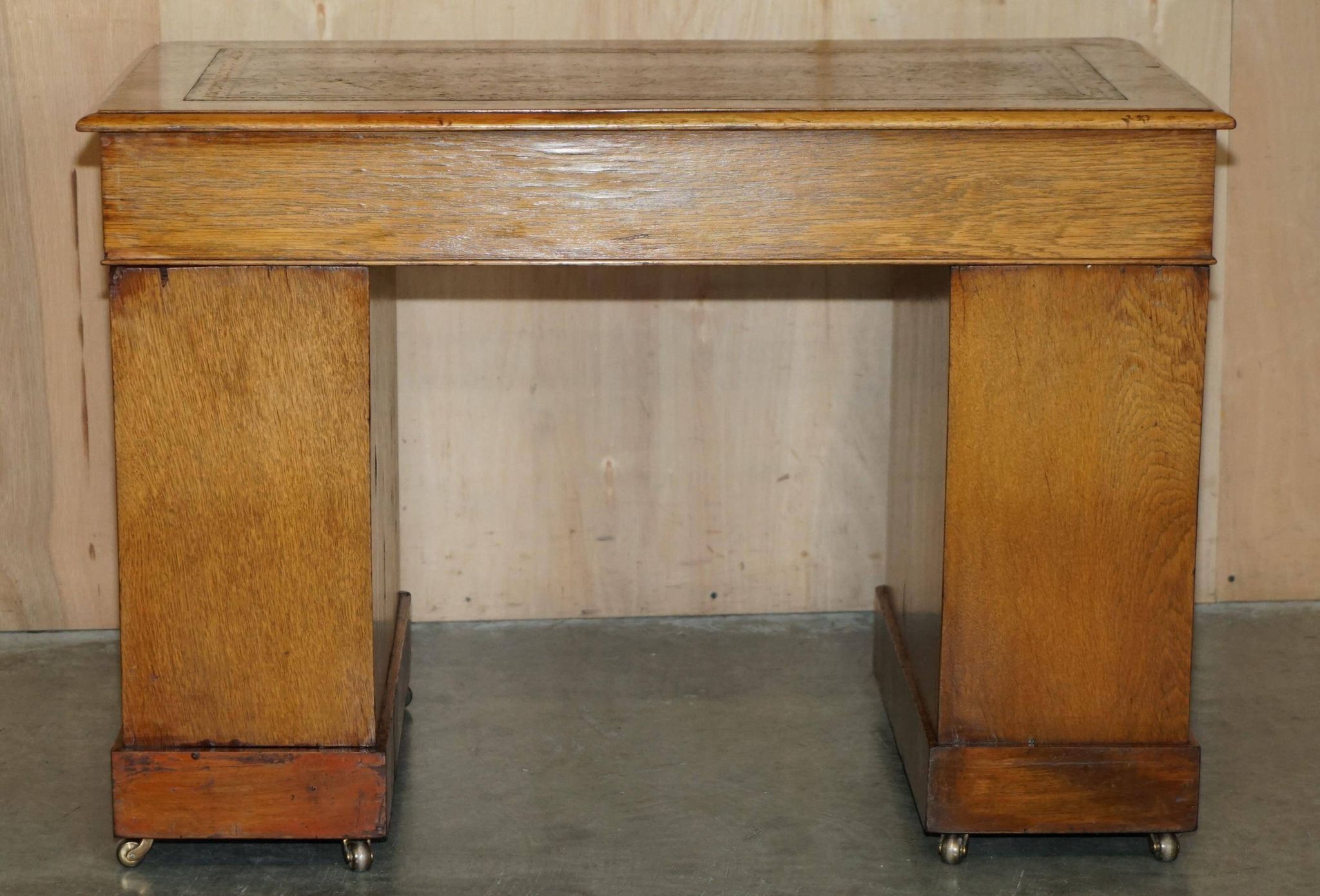 Bureau victorien en chêne miel avec cuir teint à la main