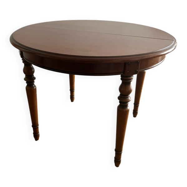 Table ronde en merisier - style classique et intemporel