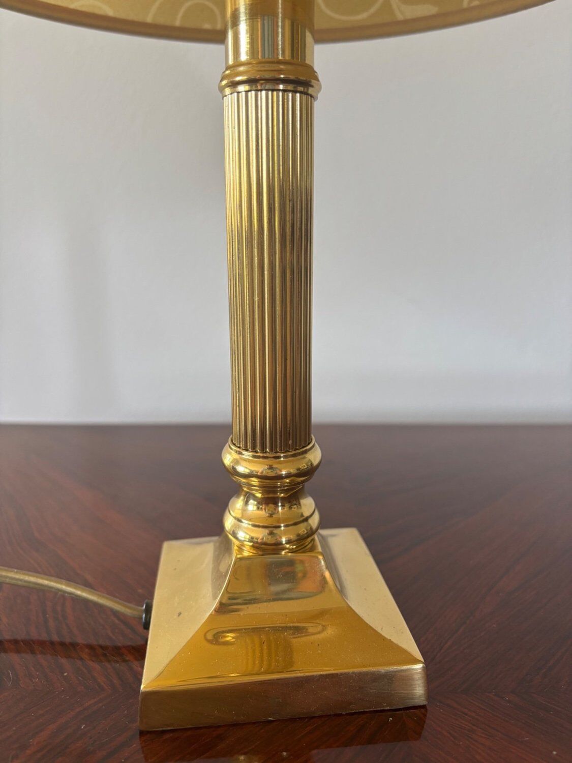Empire bedside lamp in gilded fluted brass – Neoclassical style 1970