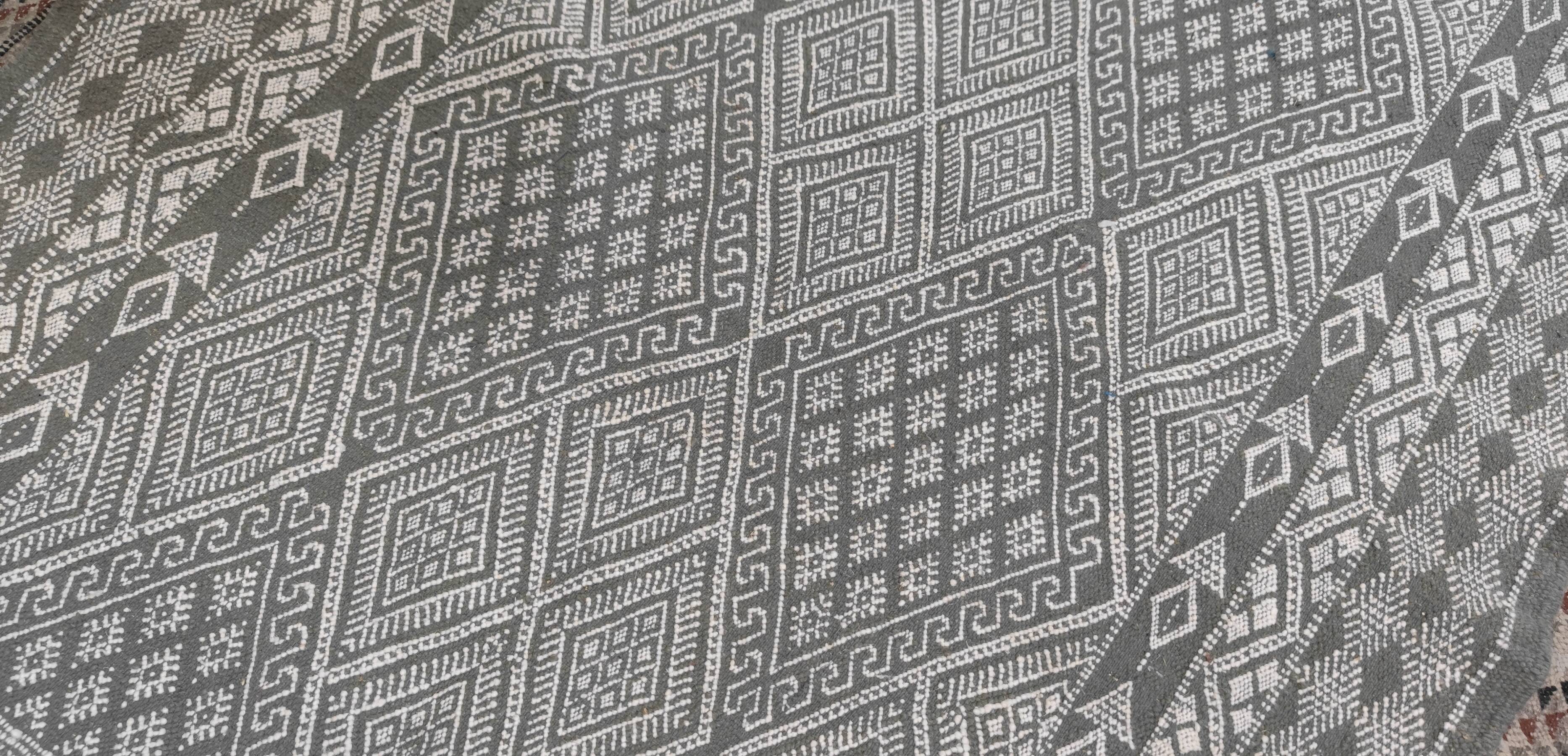 Handmade gray and white rug in natural wool