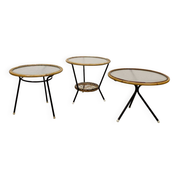 Ensemble de trois tables d'appoint rondes en rotin et verre, années 1960