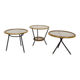 Ensemble de trois tables d'appoint rondes en rotin et verre, années 1960