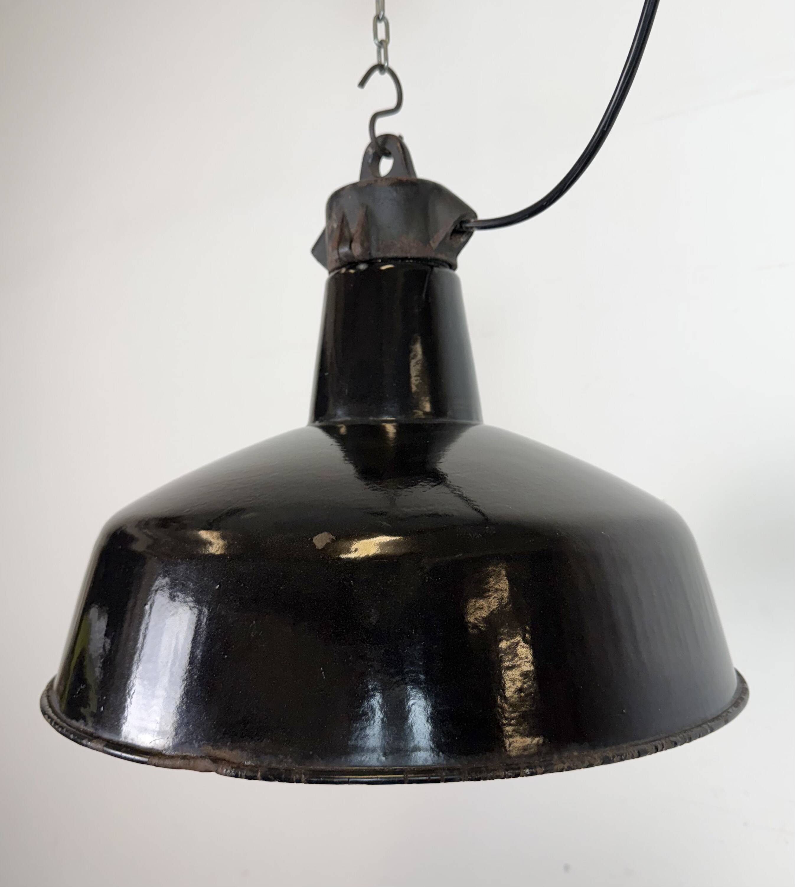 Lampe d'usine industrielle en émail noir avec dessus en fonte, années 1950