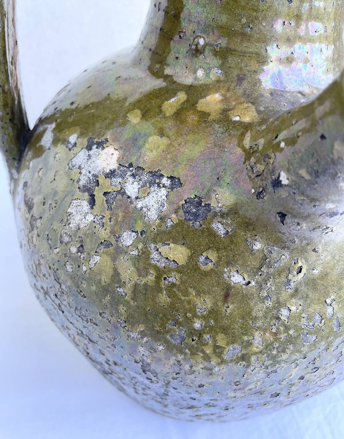 Ancient oil jar in glazed terracotta, khaki green — Auvergne, Lezou